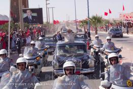 Image du Maroc Professionnelle de  Arrivée de SM le Roi Mohammed VI à Smara, Vendredi 30 novembre 2001. Le Roi du Maroc entame une nouvelle visite historique dans les provinces du sud du Maroc comprenant. (Photo / Abdeljalil Bounhar) 